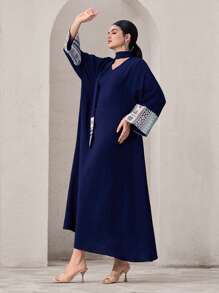 Al Najma 长款阿拉伯连衣裙，采用对比色缝线和时尚丝带，女式喇叭袖土耳其和阿拉伯风格传统长裙 - 藍色 - 查看 7