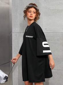 SHEIN Tienermeisjes Oversized Zwarte Ronde Hals Gebreide T-shirtjurk Met Losse Afhangende Schouders, Grote Letterprint, Straat Casual Sportieve Schoolstijl, Lente/Zomer