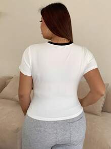 Dazy Petite Plus Camiseta corta de manga corta ajustada con cuello redondo y patchwork de colores contrastantes, blanco, primavera/verano