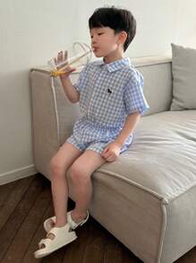 DAZY Set de 2 piezas de camiseta de manga corta con botones delanteros a cuadros y shorts para niños pequeños