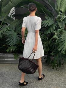 SHEIN Frenchy Vestido corto casual y sencillo de mujer con cuello en V y mangas cortas