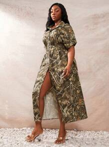 SHEIN SXY Vestido holgado de talla grande con estampado de rama y hoja, de tela ligera camuflada, con mangas dolman (incluye cinturón a juego)
