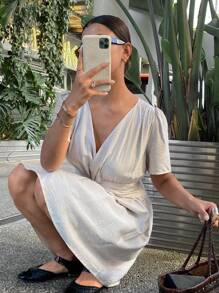 SHEIN Frenchy Vestido corto casual y sencillo de mujer con cuello en V y mangas cortas