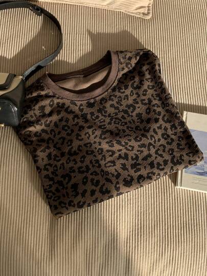 Dazy Petite Plus Camiseta de manga corta de corte holgado con estampado de leopardo, color marrón moca, para primavera/verano, camiseta gráfica con estampado de leopardo