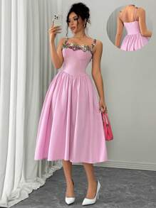 Chiquease 优雅时尚日常约会紧身无袖褶饰刺绣花朵下摆粉色女式连衣裙 - 粉色 - 查看 1