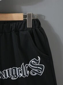 SHEIN Conjunto de 2 piezas para adolescentes varones: Camiseta de manga corta con estampado de letra, rayas y parches para deportes de baloncesto al aire libre y pantalones cortos de rayas y parches para entrenamiento y deporte urbano de verano