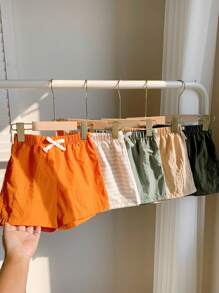 SHEIN Leap Crew Conjunto de 5 piezas de ropa deportiva informal para niños pequeños con estilo artístico y retro, pantalones cortos decorados con faja a rayas, conjunto económico de pantalones cortos de múltiples piezas