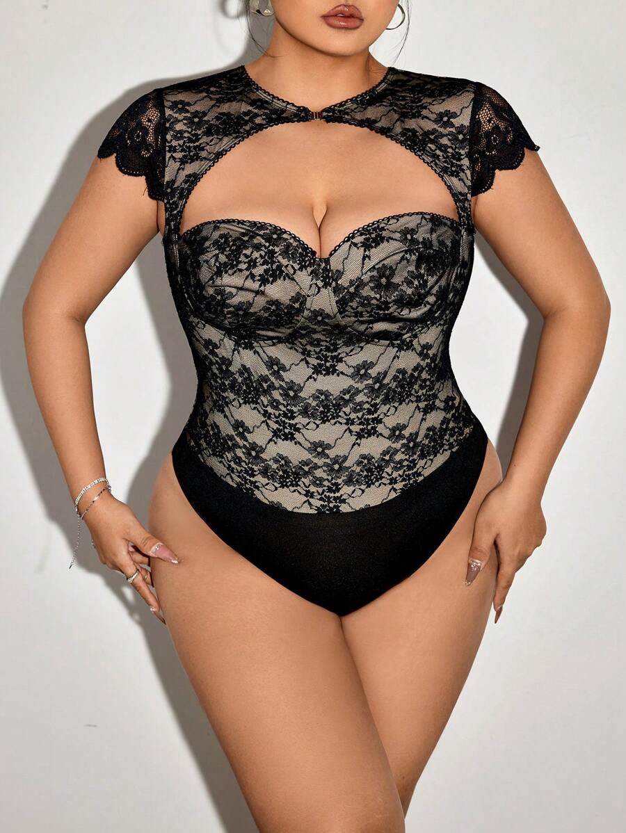 SHEIN ICON Bodysuit Pas Badan Berenda Berongga Ukuran Besar, Lengan Pendek - Hitam - View 1