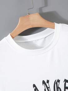 SHEIN Conjunto de 2 piezas para adolescentes varones: Camiseta de manga corta con estampado de letra, rayas y parches para deportes de baloncesto al aire libre y pantalones cortos de rayas y parches para entrenamiento y deporte urbano de verano