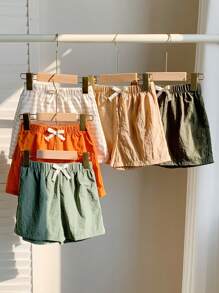 SHEIN Leap Crew Conjunto de 5 piezas de ropa deportiva informal para niños pequeños con estilo artístico y retro, pantalones cortos decorados con faja a rayas, conjunto económico de pantalones cortos de múltiples piezas