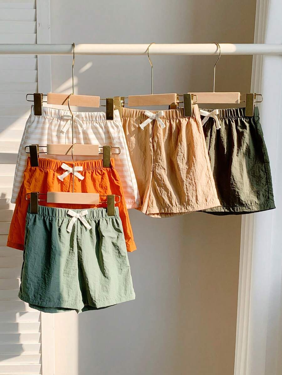 SHEIN Leap Crew Conjunto de 5 piezas de ropa deportiva informal para niños pequeños con estilo artístico y retro, pantalones cortos decorados con faja a rayas, conjunto económico de pantalones cortos de múltiples piezas