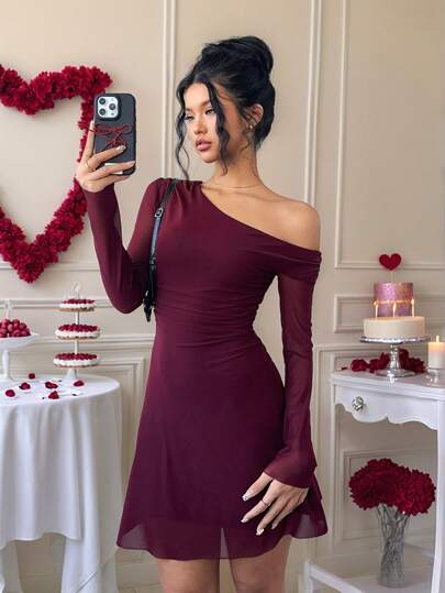 Siren Gaze 女士勃艮第红色斜肩领网眼连衣裙，收腰修身，露肩网眼 A 字下摆短裙，情人节优雅约会装，跨年晚会礼服