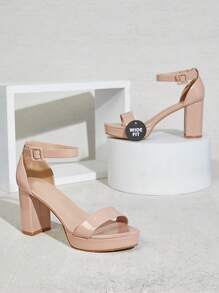 SHUZIA 宽版型漆皮 PU 露趾踝带粗跟凉鞋 - 米色 - 查看 1