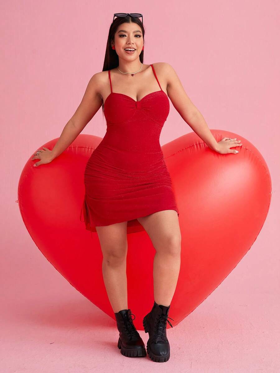 SHEIN EZwear 弹力网眼红色加大码吊带连衣裙,可调节侧抽绳以定制长度,非常适合情人节 - 紅色 - 查看 1