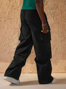 Forever 21 男式街头运动装黑色翻盖口袋侧抽绳腰部降落伞工装裤 - 黑色 - 查看 2