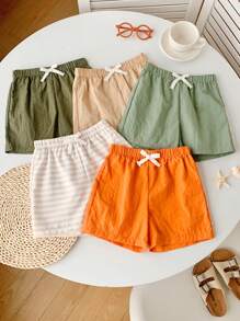 SHEIN Leap Crew Conjunto de 5 piezas de ropa deportiva informal para niños pequeños con estilo artístico y retro, pantalones cortos decorados con faja a rayas, conjunto económico de pantalones cortos de múltiples piezas