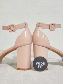 SHUZIA 宽版型漆皮 PU 露趾踝带粗跟凉鞋 - 米色 - 查看 7