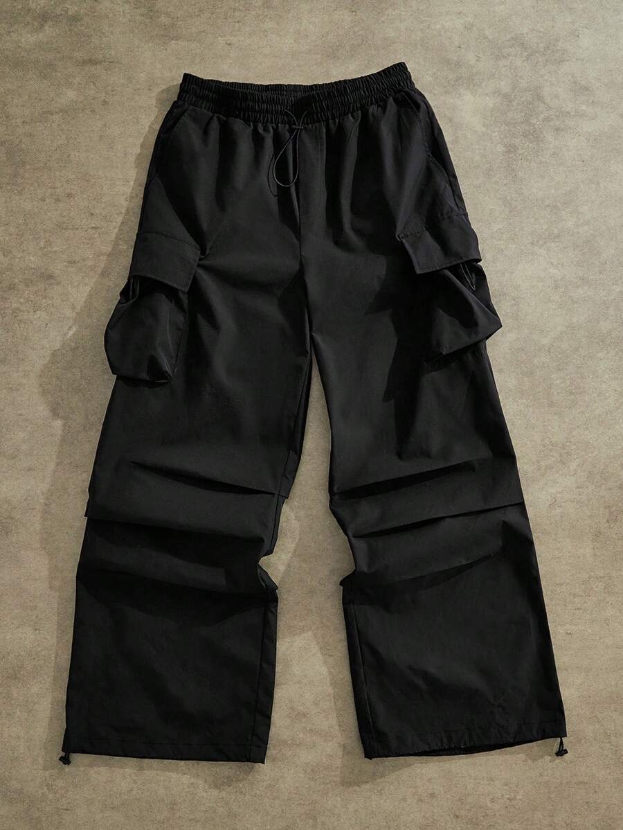 Forever 21 男式街头运动装黑色翻盖口袋侧抽绳腰部降落伞工装裤 - 黑色 - 查看 1