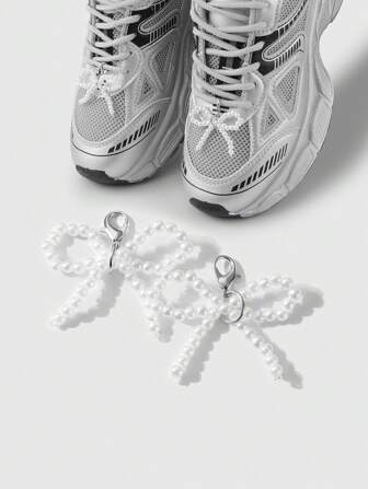 Kawaii Set de 2 piezas de clips decorativos para zapatos de estilo Y2K artesanales con perlas blancas de alta porosidad y lazos de aleación de CCB plateada con cierre de langosta, adecuados para mujeres/niñas, para uso diario y regalos festivos
