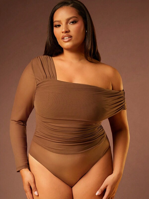 L'Amorae Body de talla grande con cuello asimétrico, plisado y unicolor