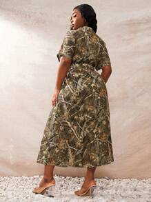SHEIN SXY Vestido holgado de talla grande con estampado de rama y hoja, de tela ligera camuflada, con mangas dolman (incluye cinturón a juego)