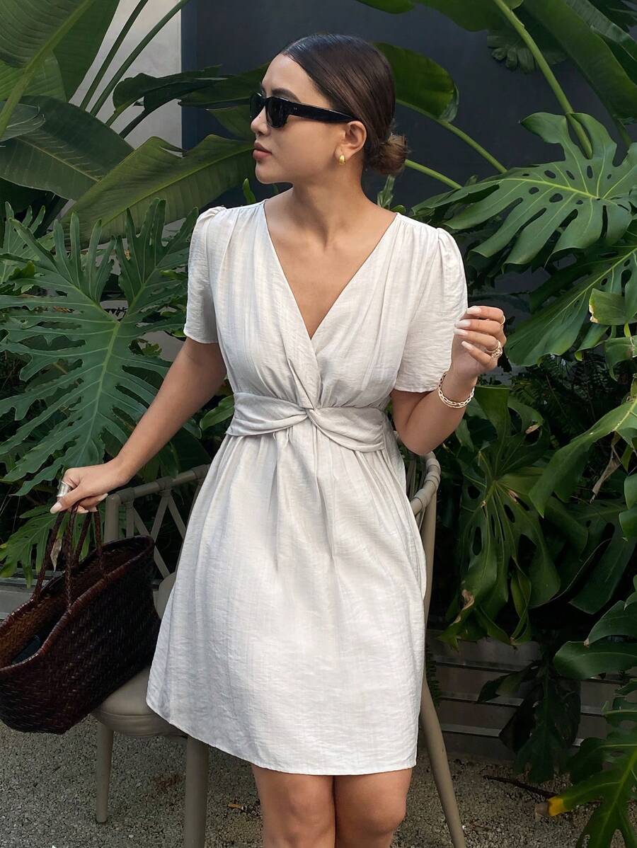 SHEIN Frenchy Vestido corto casual y sencillo de mujer con cuello en V y mangas cortas