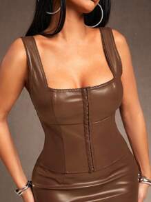 SHEIN SXY Bộ 2 món đồ PU bóng màu nâu gợi cảm, áo crop top bó sát và váy cạp trễ - Màu nâu  Mocha - Xem 6