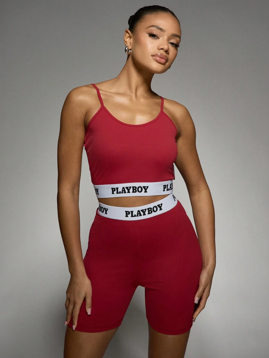 Missguided x Playboy طقم توب قصير وشورت دراجة بشعار عيد الميلاد، طقم تدريب منسق من قطعتين للتمارين الرياضية والجيم - الأحمر - مشاهدة 1