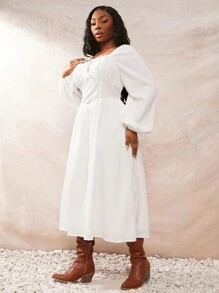SHEIN SXY Robe de femme grande taille, printemps-été 2025. Nouvelle robe évasée à manches lanternes, col carré, taille cintrée, dos plissé. Convient pour les vacances, les sorties romantiques, les anniversaires, les enterrements de vie de jeune fille. Style mignon, décontracté, de sortie, facile à assortir. Met votre silhouette en valeur de façon flatteuse.