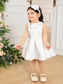 SHEIN 女婴缎面不对称领口白色连衣裙，带 3D 花卉装饰，优雅派对/婚纱，配有免费头带，适合夏季 - 白色 - 查看 3