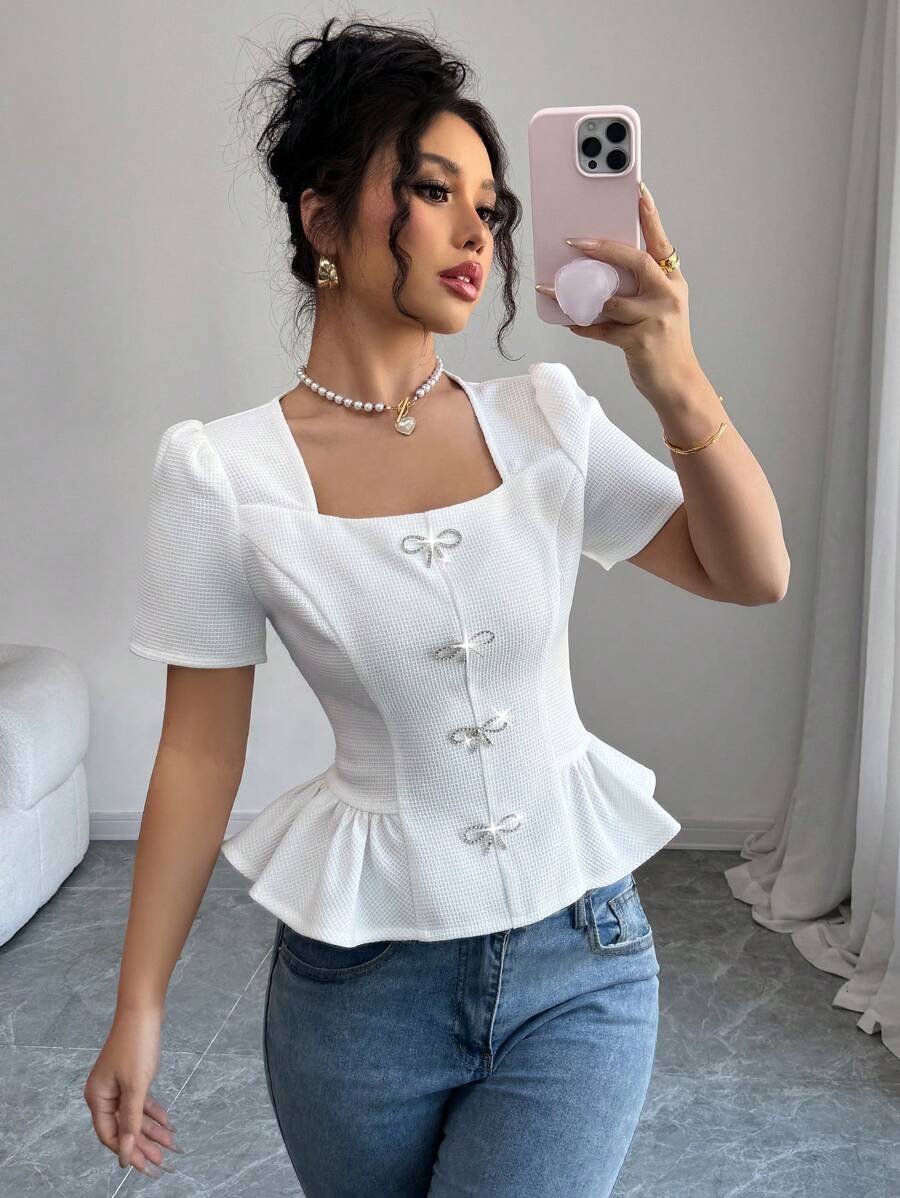 SHEIN ChicEase 白色闪亮蝴蝶结装饰女式修身短袖衬衫，优雅日常收腰度假通勤办公室穿着，春夏季适合情人节、音乐节、婚礼宾客上衣女式优雅白色优雅上衣优雅上衣可爱白色上衣女式紧身胸衣上衣 - 白色 - 查看 1
