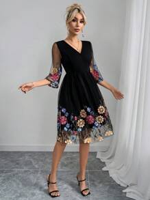 Ellevyn Robe mi-longue élégante pour femmes avec corsage noir, patchwork floral en maille et broderie en forme de ligne A