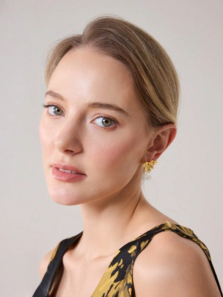 FASHIONABLE TEXTURED FLOWER PATTERN STUD EARRINGS