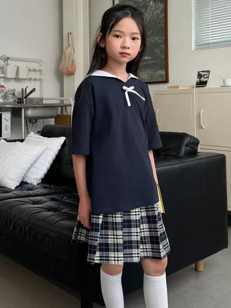 2枚セット トドラー女の子 カレッジスタイル ニットショートスリーブTシャツ + おしゃれチェック柄プリーツスカート、夏のアウトフィット