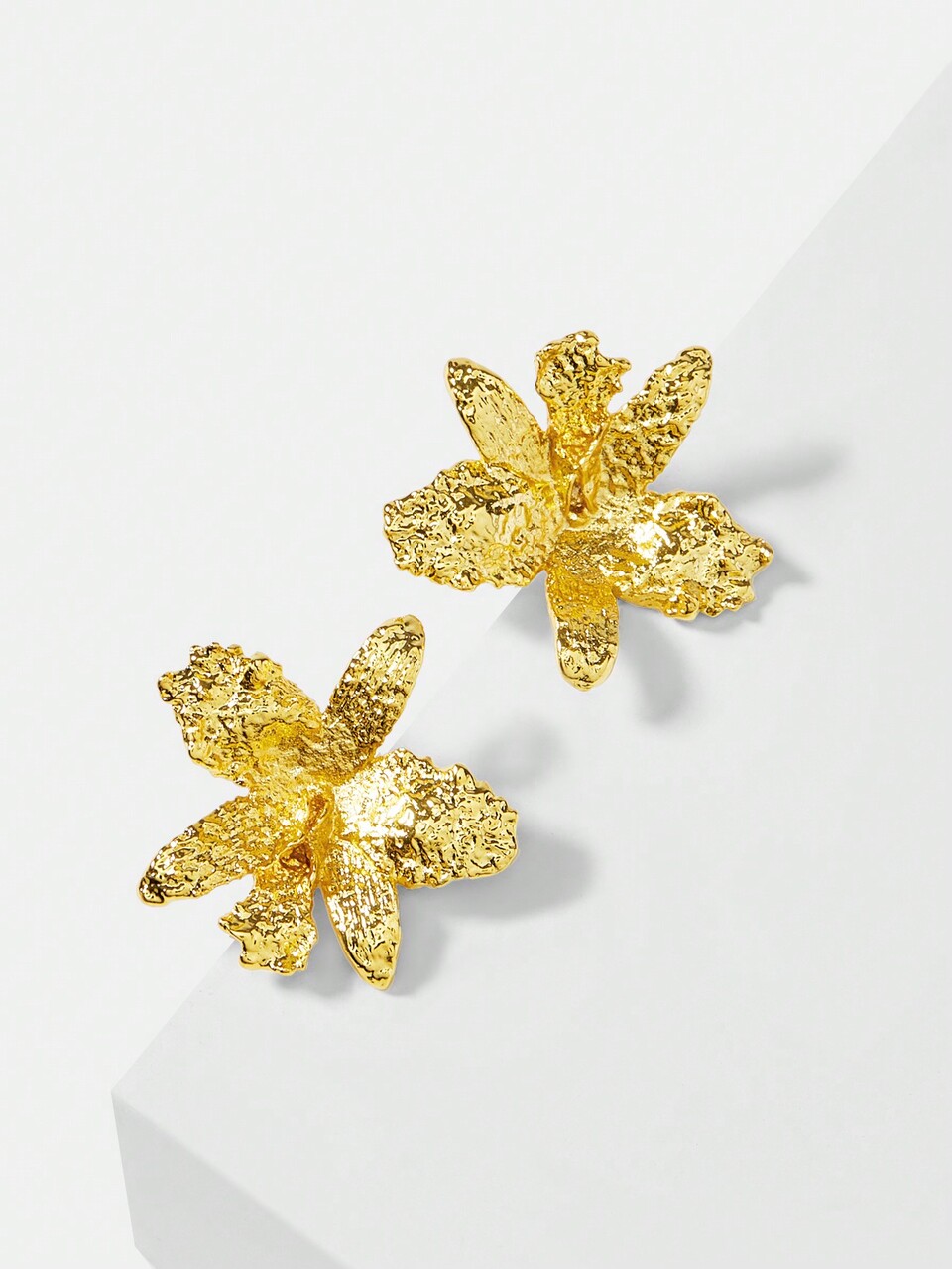 FASHIONABLE TEXTURED FLOWER PATTERN STUD EARRINGS