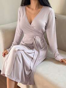 DAZY 简约舒适的针织裹身式束腰睡袍，适合返校季、秋季和冬季穿着。