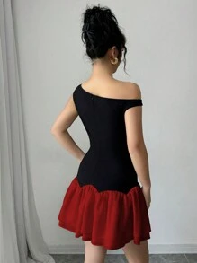Femesol 女士优雅双色迷你连衣裙：黑色和红色不对称肩部荷叶边下摆连衣裙 - 紅色 - 查看 4