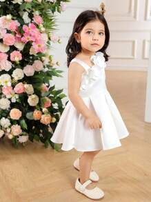 SHEIN 女婴缎面不对称领口白色连衣裙，带 3D 花卉装饰，优雅派对/婚纱，配有免费头带，适合夏季 - 白色 - 查看 5