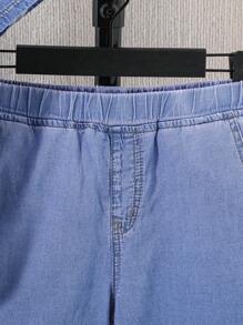 SHEIN Conjunto de 2 piezas para niño preadolescente: camisa vaquera de manga corta azul claro de sensación fresca y cómoda, y pantalones cortos vaqueros sueltos con cintura elástica, para uso diario y las cuatro estaciones. Ropa informal y casual para niños.