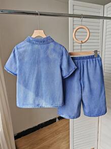 SHEIN Conjunto de 2 piezas para niño preadolescente con camisa de mezclilla de manga corta y sensación de frescor y shorts holgados de mezclilla para uso diario y las cuatro estaciones