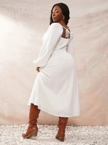 SHEIN SXY Robe de femme grande taille, printemps-été 2025. Nouvelle robe évasée à manches lanternes, col carré, taille cintrée, dos plissé. Convient pour les vacances, les sorties romantiques, les anniversaires, les enterrements de vie de jeune fille. Style mignon, décontracté, de sortie, facile à assortir. Met votre silhouette en valeur de façon flatteuse.