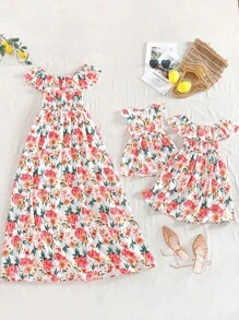 Vestido infantil y de niña pequeña con estampado floral blanco, hecho de tela ligera para un uso fresco y cómodo en la temporada cálida. Delicados patrones florales como recogidos directamente del jardín, llenos de vitalidad y frescura. Diseño lindo con estilo pastoril. - Blanco - Ver 1