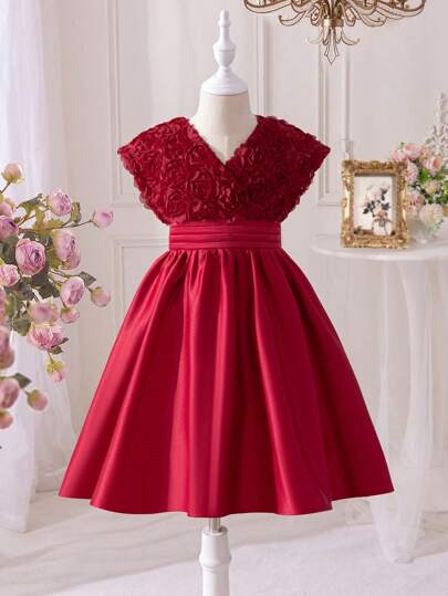 SHEIN فستان فتاة صغيرة بتصميم وردة ثلاثية الأبعاد، بدون أكمام، لون أحمر داكن، موحد اللون، رقبة على شكل حرف V، قصة A-line، جميل وأنيق وحلو وأنيق، للارتداء في الحفلات والعطلات وأعياد الميلاد، مناسب للعائلة في العطلات، للأم والابنة والأخوات المتطابقة.