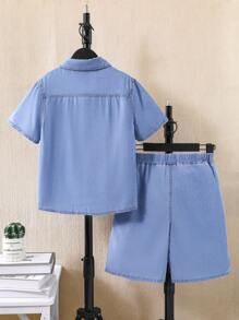 SHEIN Conjunto de 2 piezas para niño preadolescente: camisa vaquera de manga corta azul claro de sensación fresca y cómoda, y pantalones cortos vaqueros sueltos con cintura elástica, para uso diario y las cuatro estaciones. Ropa informal y casual para niños.