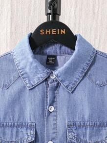 SHEIN Conjunto de 2 piezas para niño preadolescente: camisa vaquera de manga corta azul claro de sensación fresca y cómoda, y pantalones cortos vaqueros sueltos con cintura elástica, para uso diario y las cuatro estaciones. Ropa informal y casual para niños.