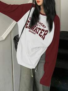 عنابي اللون