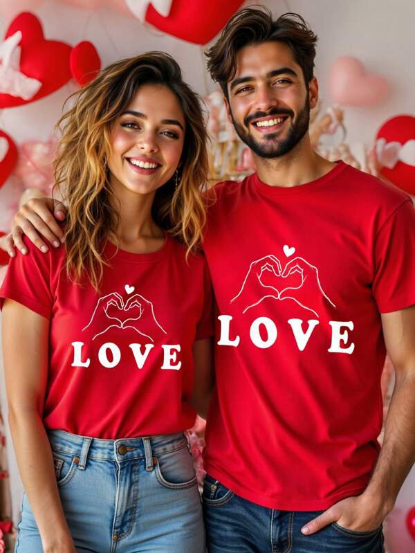 SHEIN Essnce تي شيرت نسائي بطوق طاقم أحمر فضفاض قصير الأكمام مطبوع عليه قلب، للاحتفال بعيد الحب للزوجين المتناسقة