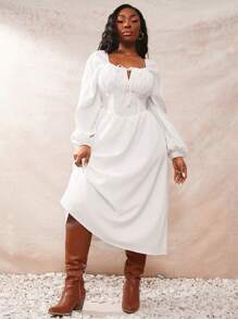 SHEIN SXY Robe de femme grande taille, printemps-été 2025. Nouvelle robe évasée à manches lanternes, col carré, taille cintrée, dos plissé. Convient pour les vacances, les sorties romantiques, les anniversaires, les enterrements de vie de jeune fille. Style mignon, décontracté, de sortie, facile à assortir. Met votre silhouette en valeur de façon flatteuse.