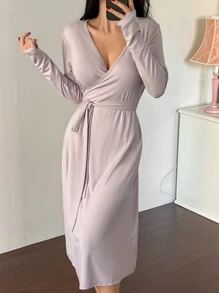 DAZY 简约舒适的针织裹身式束腰睡袍，适合返校季、秋季和冬季穿着。