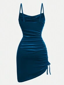 青少年女孩天鹅绒斜领腰部褶饰紧身蓝色连衣裙，适合派对和晚会